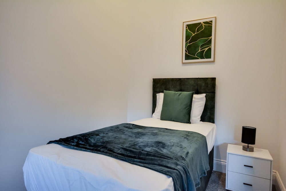 Lovely 1-bed Apartment in Wigan view 3