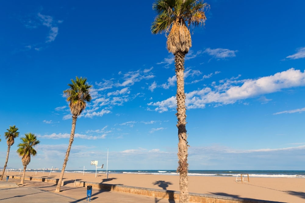Los Angeles With 3 Bedrooms and 3 Bathrooms