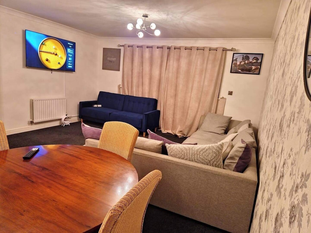 3 Bed House - Sleeps 6 - Parking - Wifi