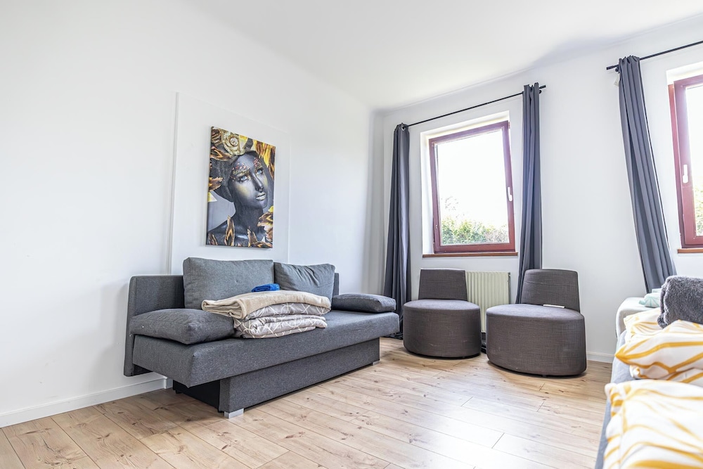 Cozy 3BR Apt with Garden Sleeps 10