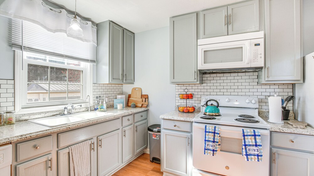 9 Mi to Downtown: Sanford Home w/ Hot Tub