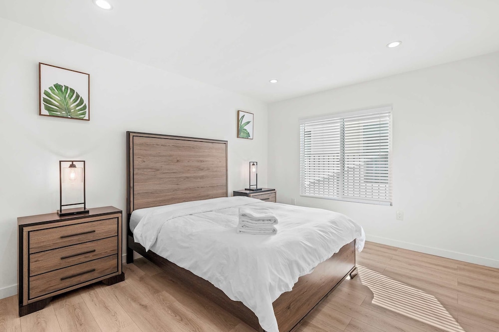 Not Affected by the Fire/spacious Modern Retreat w Luxury Amenities & Style