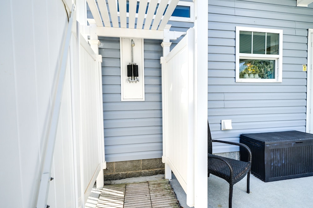 Serene Oak Island Home w/ Private Saltwater Pool! view 3
