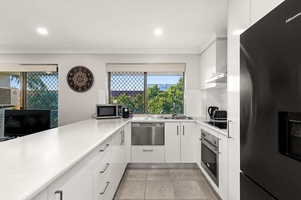 Charming 3-bed Apartment Near Local Shops