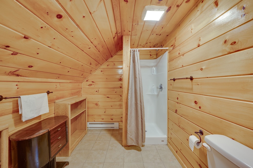 Cozy Laconia Cabin, Close to Winnipesaukee Pier!