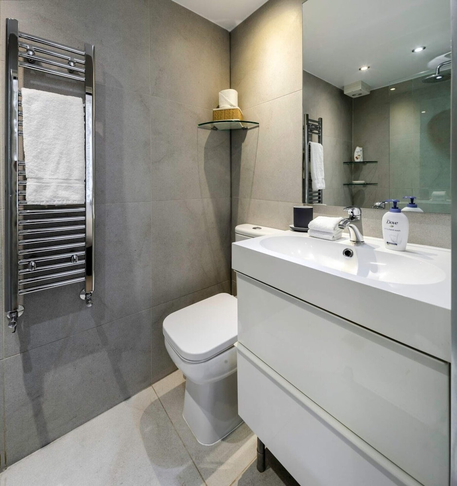 Elegant Earl's Court 2 bed 2 Bath Near Tube