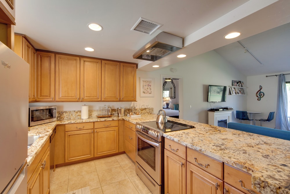 Pet-friendly Stay w/ Patio in Palm Desert Resort!