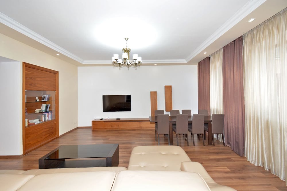 Apartment by Luxe Group DI888