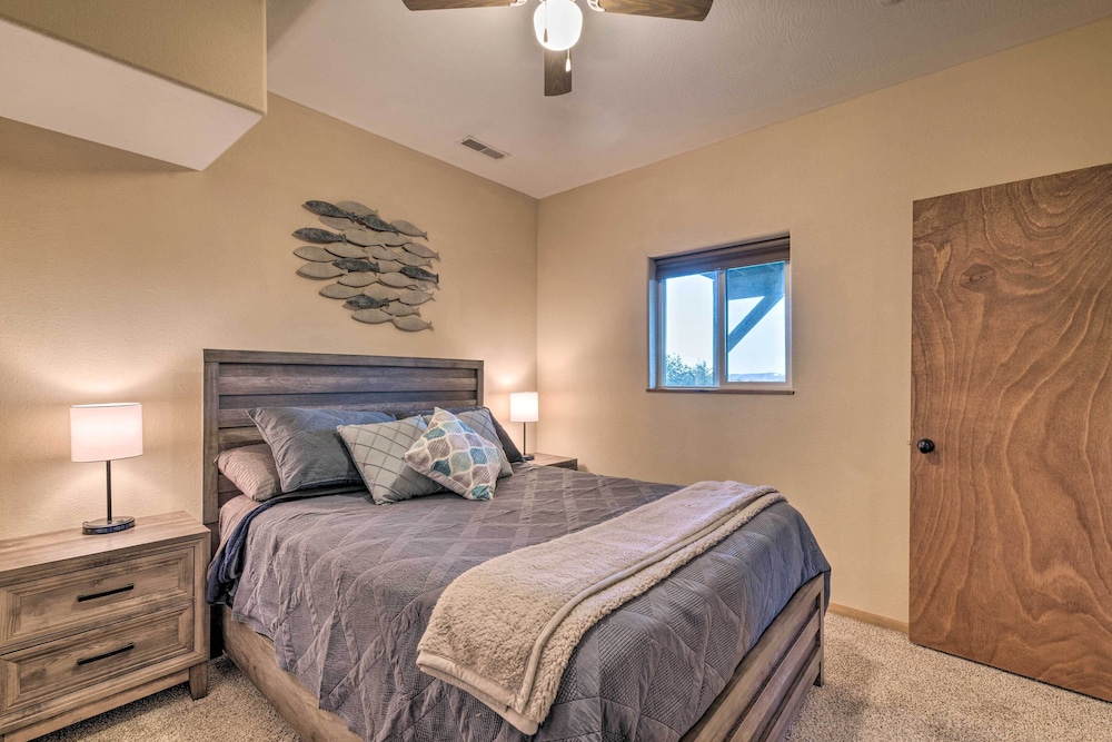 Pet-friendly Branson West Lodge w/ Hot Tub!