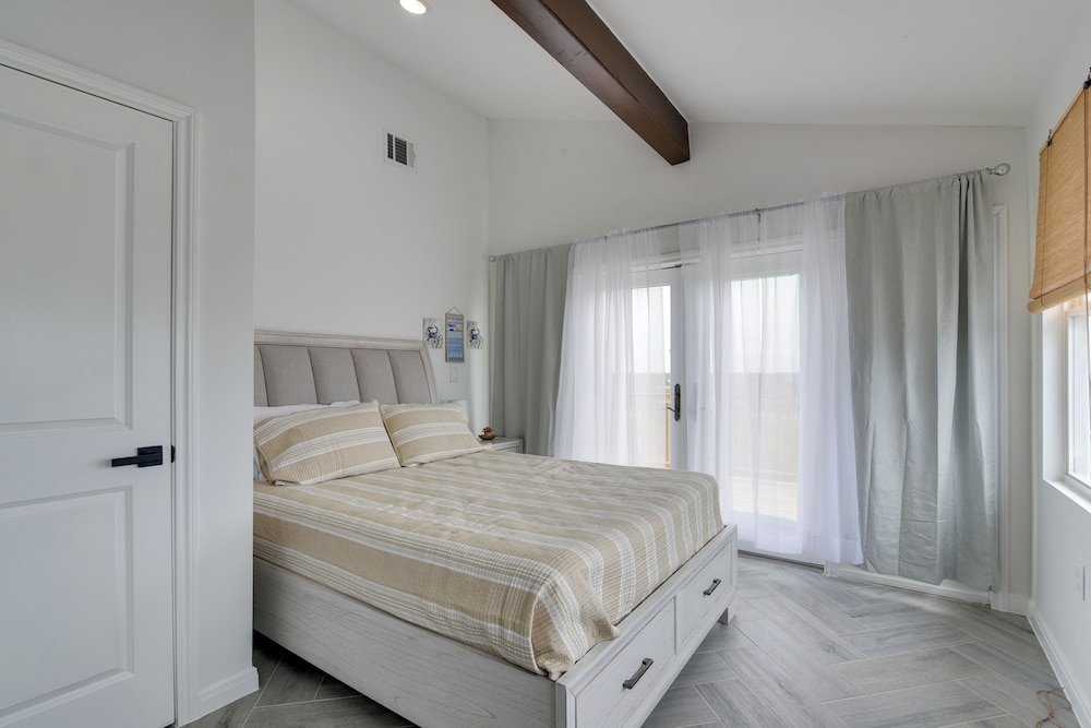 Balcony & Sunset Views: Coastal Port Bolivar Gem