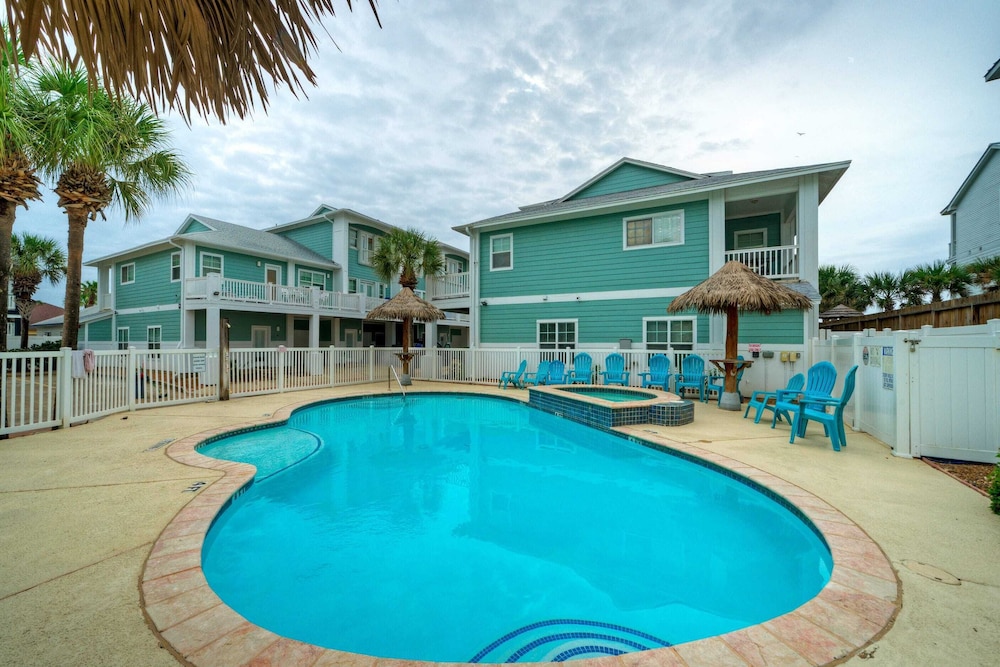 Stylish Condo w/ Pool & Spa Access, Wak to Beach Beach Breeze by Avantstay