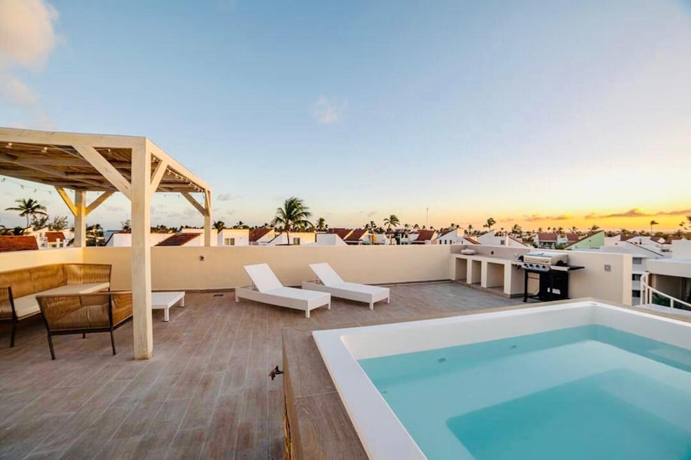Modern Penthouse With Spacious Rooftop view 3