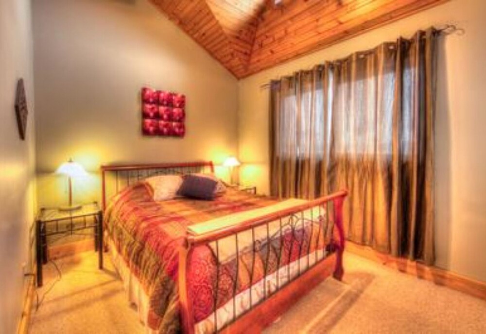5 Bed Blue Mountain Luxury Chalet with Hot Tub 159 - Image 2