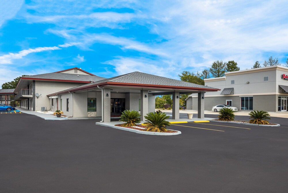 Thomasville Vacations - Red Roof Inn  Suites Thomasville - Property Image 15
