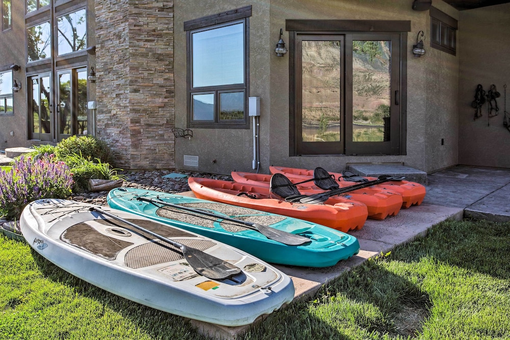 Luxury Waterfront Parachute House w/ Fire Pit!