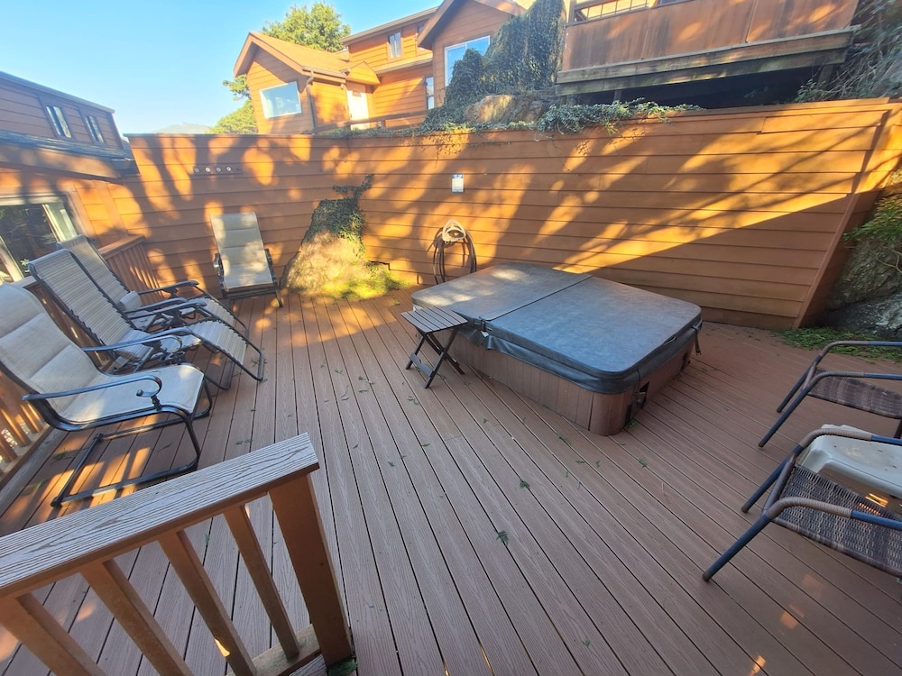 Oceanview Cabin 19 Jacuzzi Large Deck w Seating