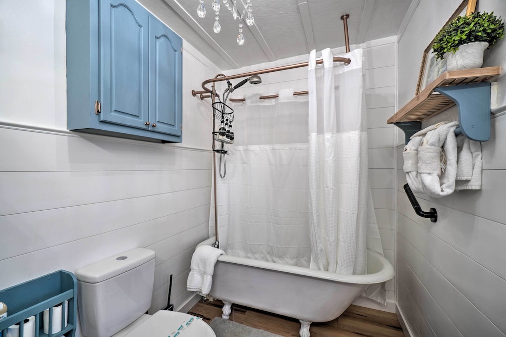 Cozy Knoxville Getaway ~ 8 Mi to Downtown! view 5