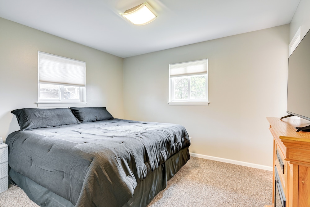 3 Mi to Dtwn Saginaw: Spacious & Updated Home!