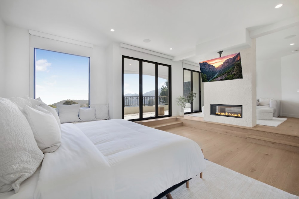 Villa Solea - Mulholland Retreat w/ Pool, Spa & Iconic LA Views