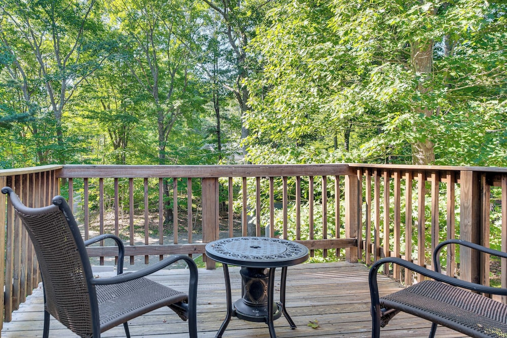 1/2 Mi to Ogunquit Beach: Maine Home w/ Deck!