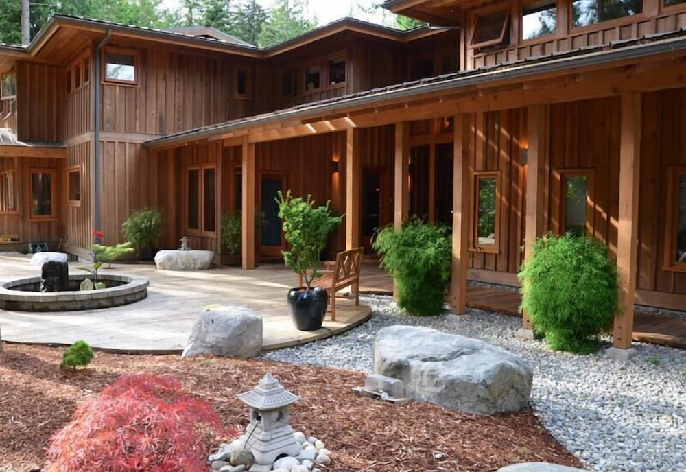 Shades of Jade Inn and Spa