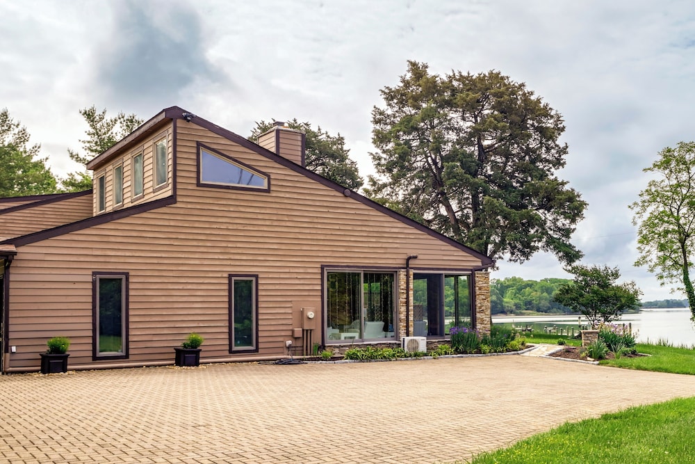 On-site Boat Dock: Queenstown Home w/ Pool & Yard!