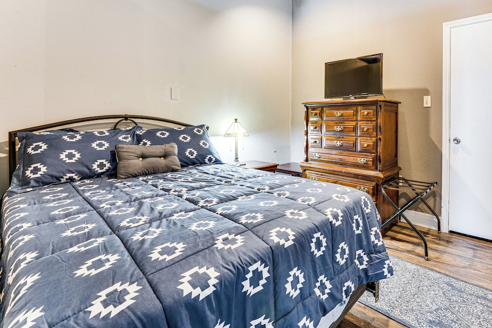 Walk to Corpus Christi Bay: Loft w/ Shaded Parking