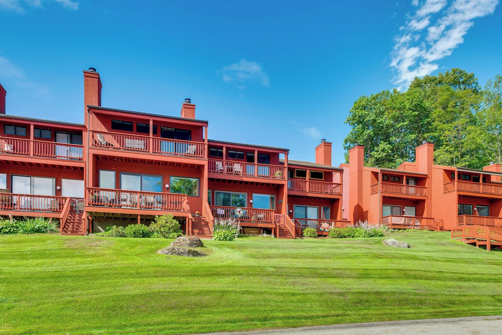 Waterfront Community: Lake Winnipesaukee Retreat!