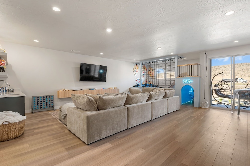 Sandy Cheeks 6 Bedroom Townhouse