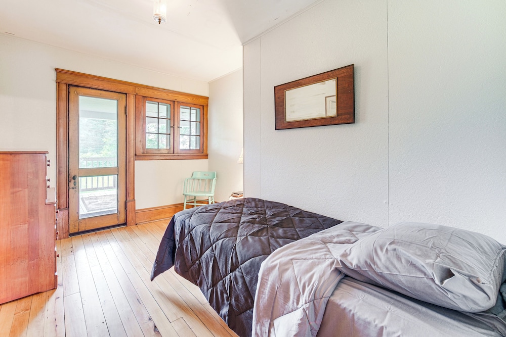2 Mi to Chardon Square: Spacious Farmhouse