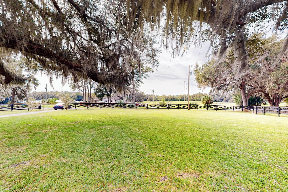 1 BR Guesthouse w/ Full Kitchen & Lake View