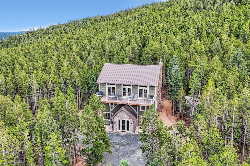 Rocky Mountain Retreat 4 Bedroom Home by RedAwning view 5