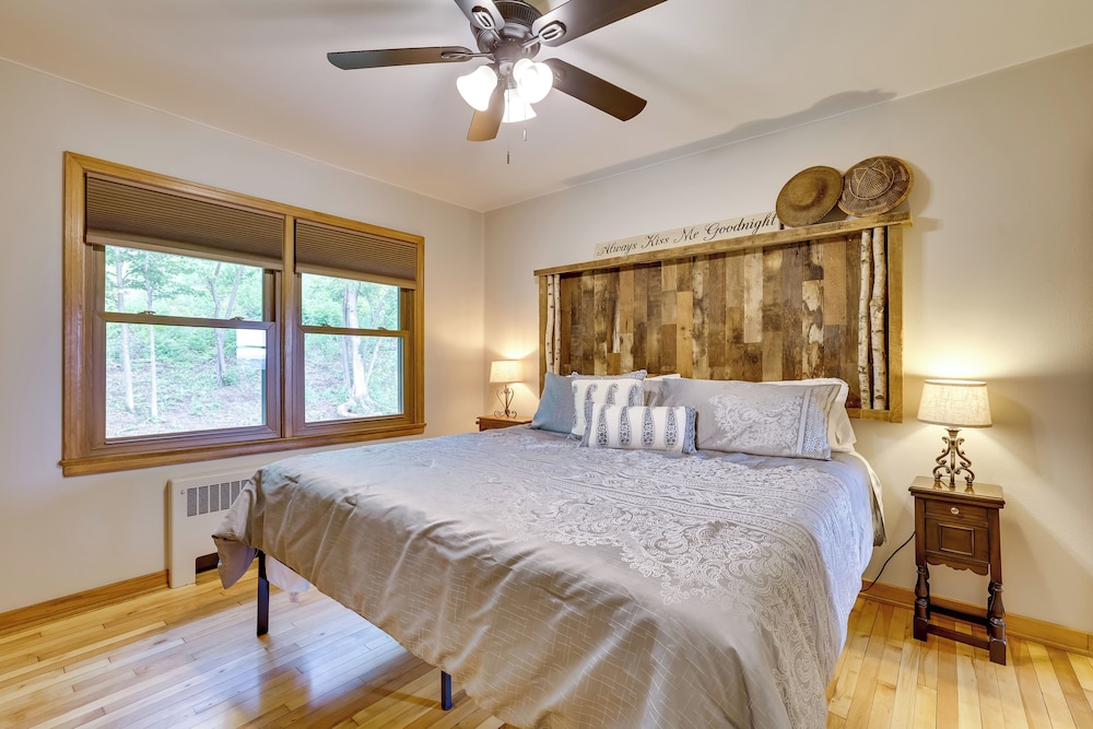 3 Mi to Lake Onalaska: Quaint Home w/ Prairie View