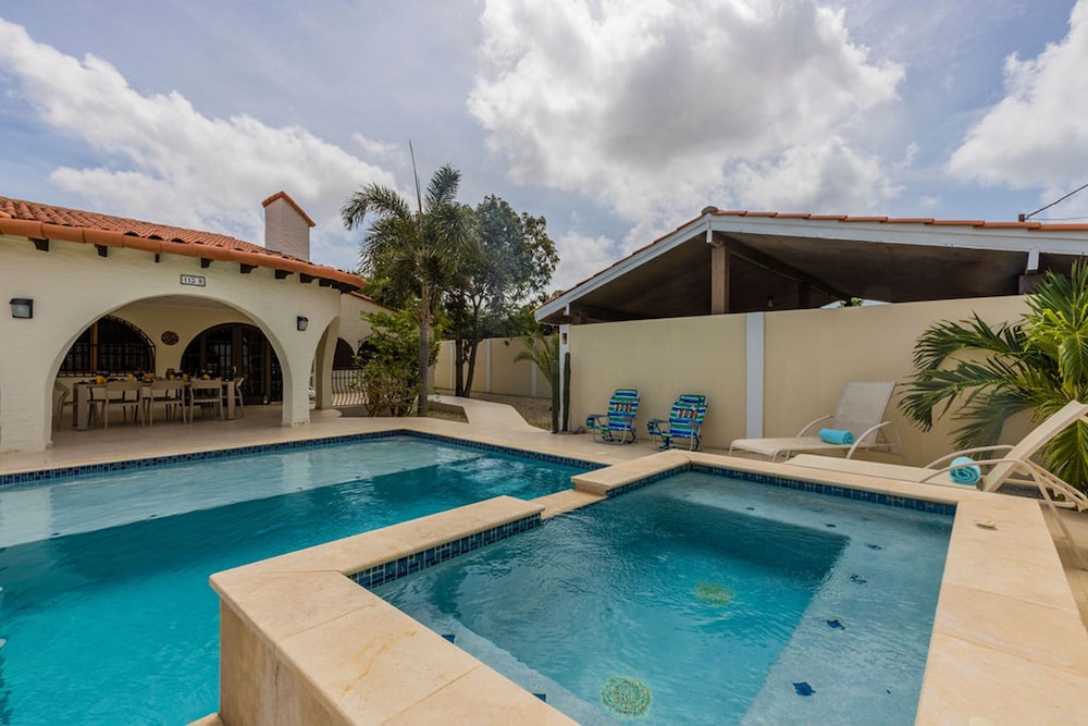 Beautiful 4BR 3BA Villa w Private Pool Jacuzzi