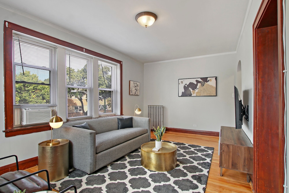 Prime 1BR Apt - Cullom F2