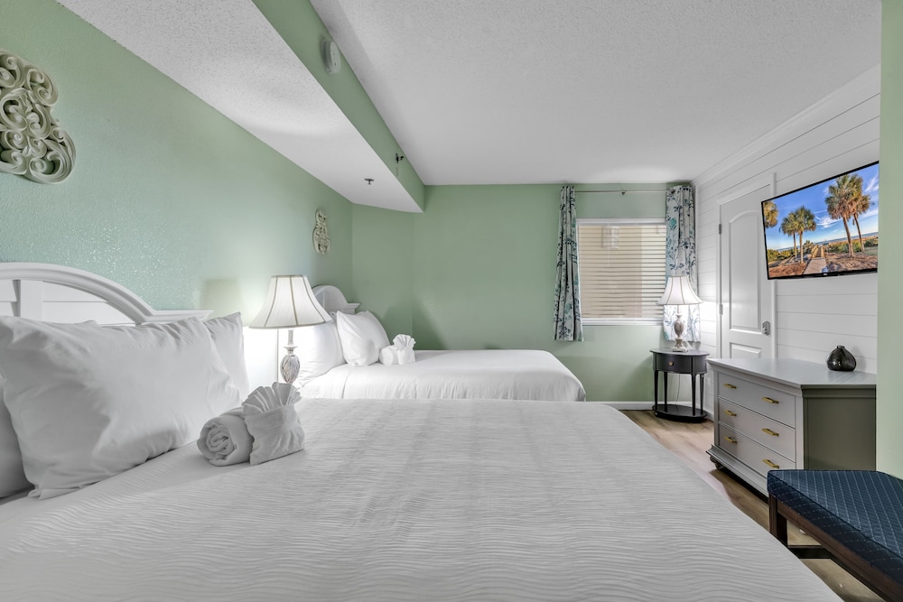Cozy 2BR Beachfront Condo