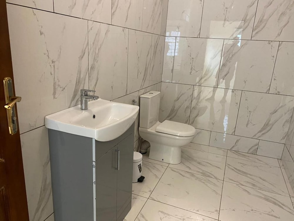 3 Bed Apartment Sleeps 6 - Parking, Patio, Wifi view 5