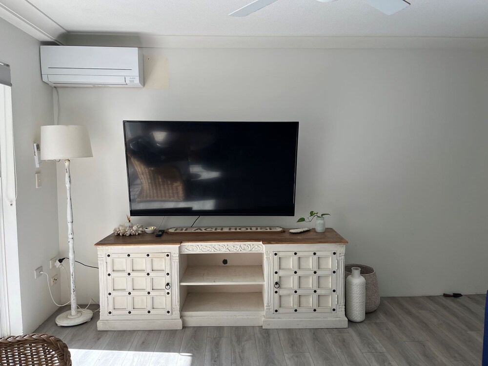 Cosy Central Burleigh Getaway