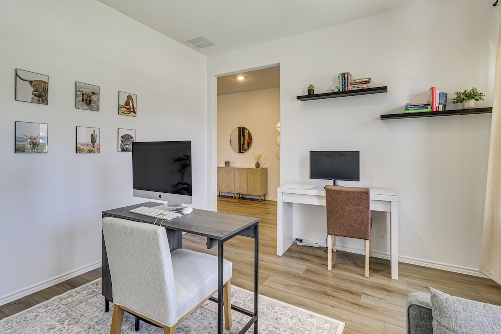 6 Mi to Mckinney Falls: Spacious Home w/ Game Room