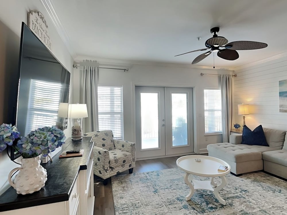 Pavilion Palms #103b