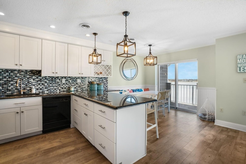 Harbour Island 402m 2 Bedroom Condo