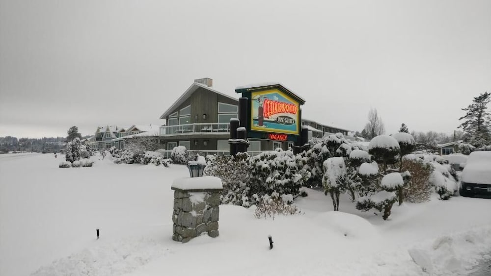 The Cedarwood Inn & Suites