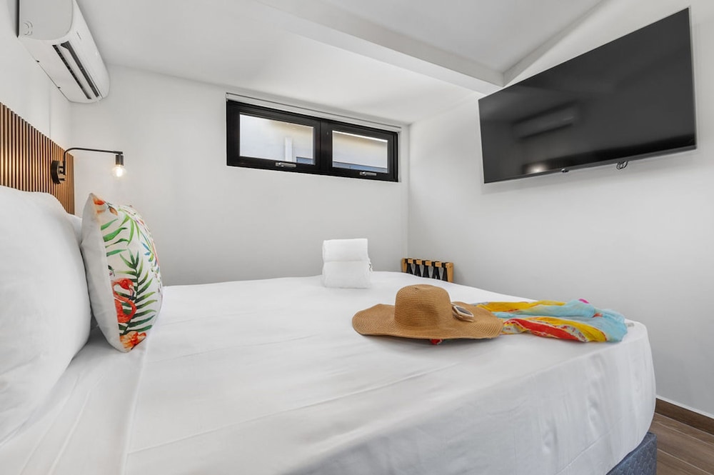 Brand NEW 2br1ba w Privatepool in Amazing Location
