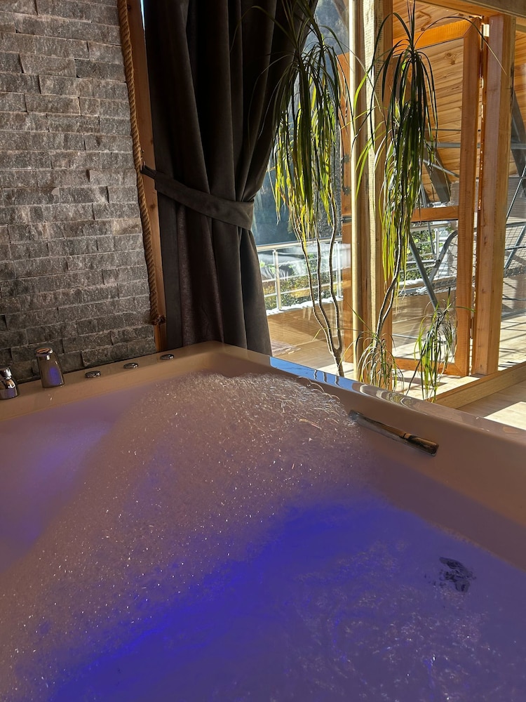 Bardi Suit Bungalov