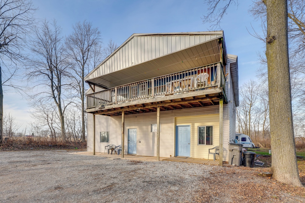 Rustic Apartment w/ Sunset Views in Elkhart!