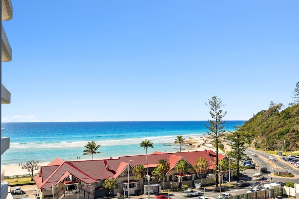 Beachfront 1-bed Flat With Pool & Gym Access