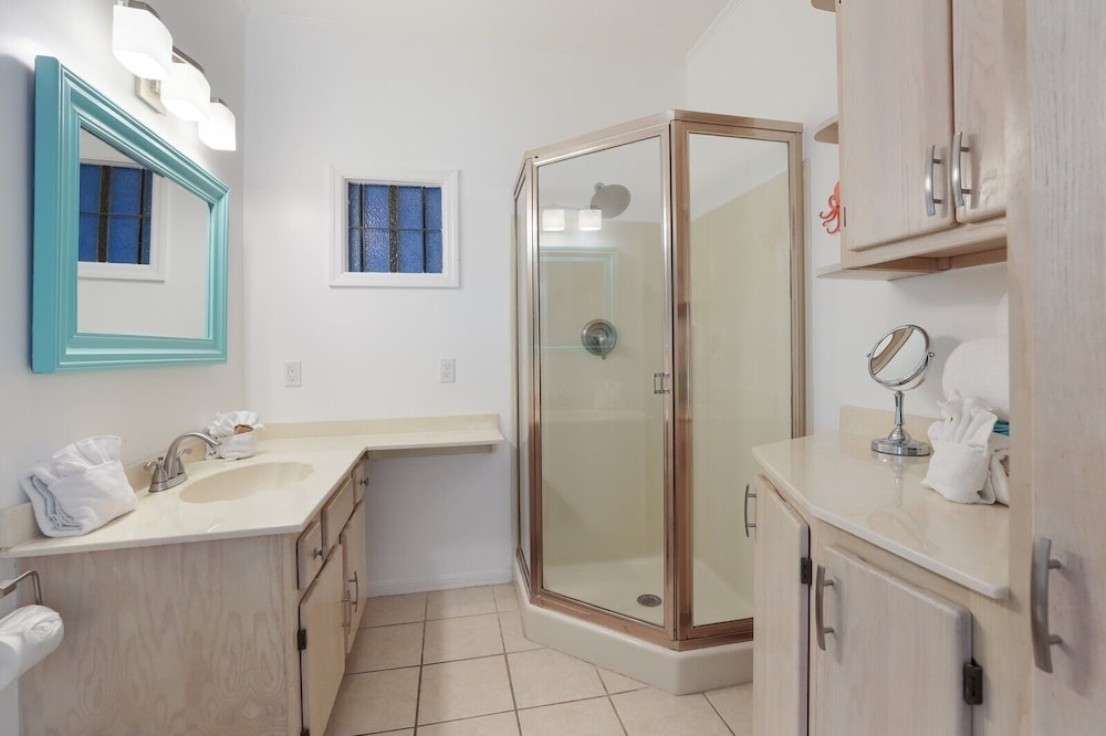 Marmalade Mermaid 3 Bedroom Home by RedAwning