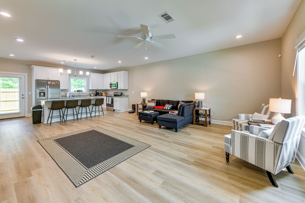 4 Mi to Auburn University: Townhome w/ Fenced Yard