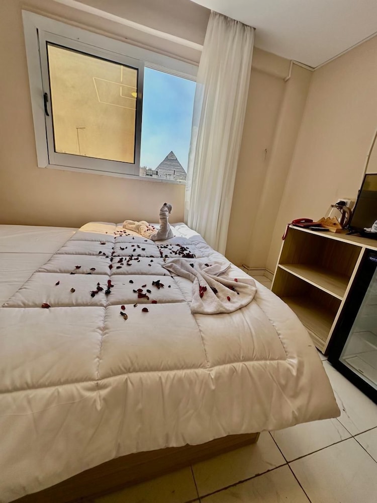 kings pyramids view inn