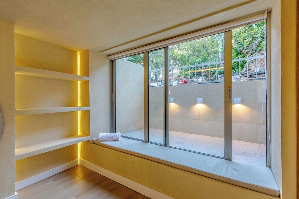 w Chic 2BR w Balcony in Cartagena Historic Center